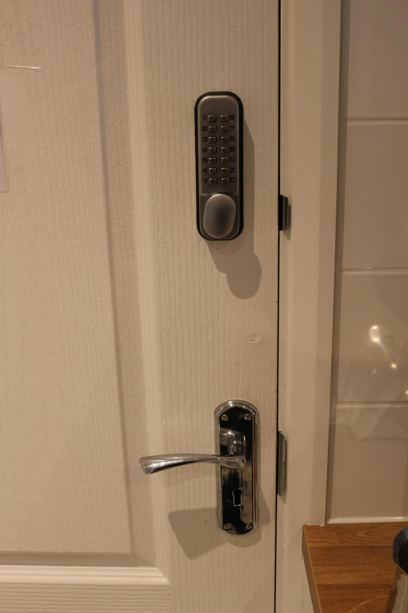 Ensuite Master Bedroom, Private Bathroom, Inside Family Home, Walking Distance To Harry Potter Watford  Eksteriør billede